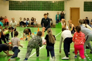 В Заславской гимназии игроки футбольного клуба «Ислочь» провели урок футбола 