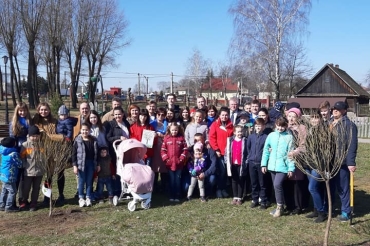 Сегодня в заславском детском парке заложена "Аллея семейных деревьев"