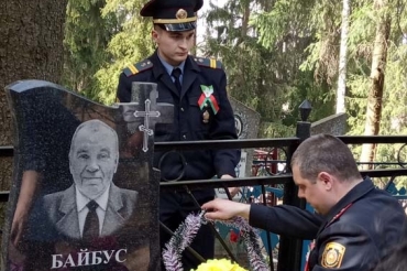 Сотрудники Заславского отдела Департамента охраны МВД возложили цветы к могиле ветерана войны