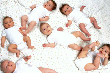 Тройня, двойня и по одному: сколько в Заславле родилось малышей в прошлом году
